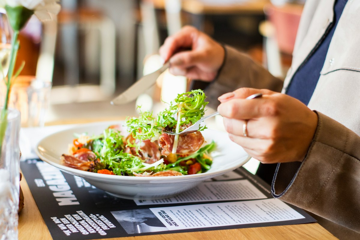 Bunter Gemüsesalat mit Nüssen und Dressing